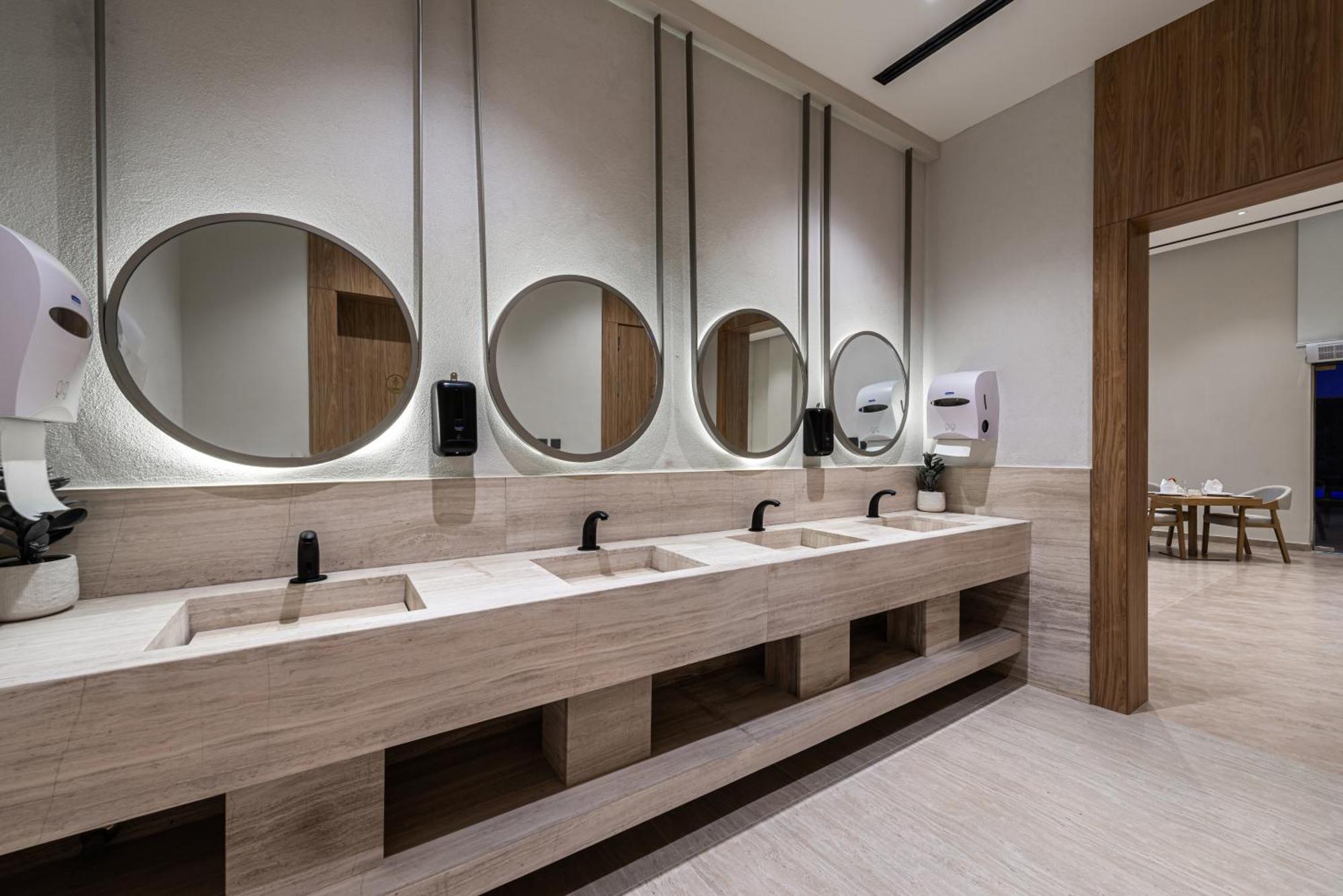 Voyage Hotel & Suites Рияд Екстериор снимка